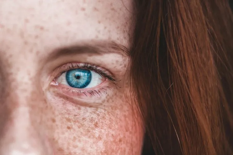Psychologist delivering an online EMDR therapy session via video